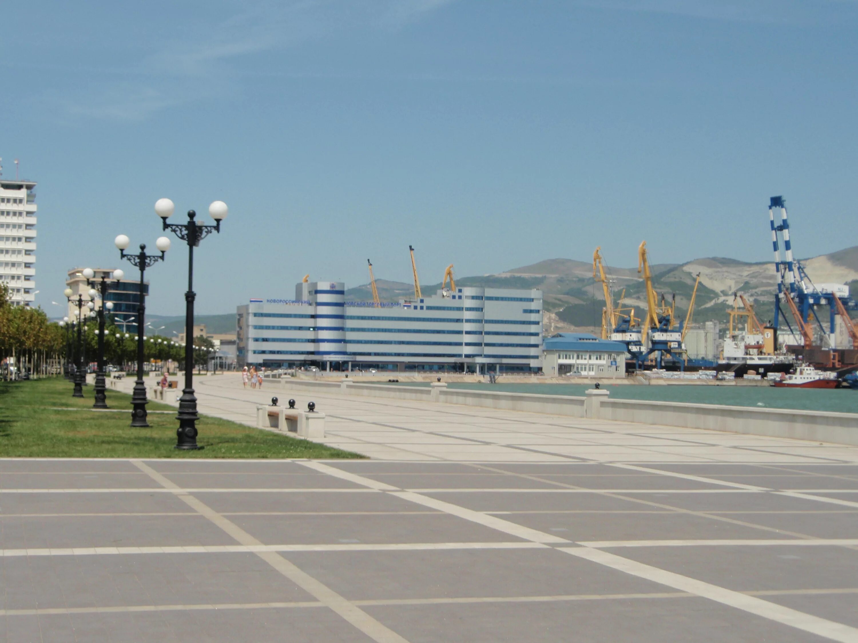 Стоит переезжать в новороссийск. Новороссийск / Novorossiysk. Пляж Суджукская коса Новороссийск. Новороссийск море набережная. Новороссийск центр города.