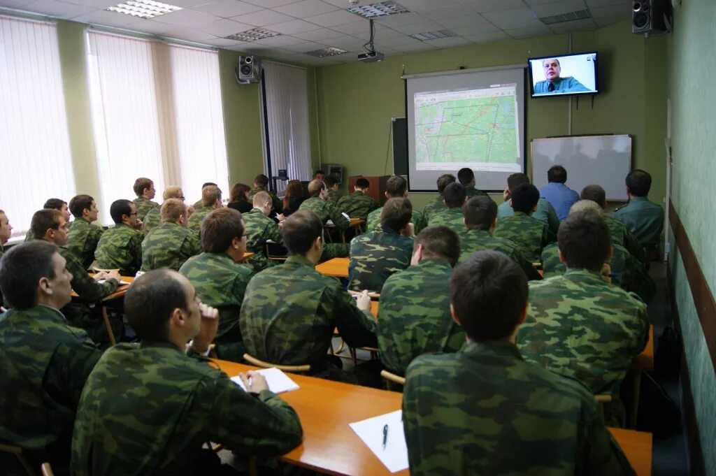 Военный семинар. Занятия с военнослужащими. Военные на занятиях. Военная лекция. Занятия в армии.