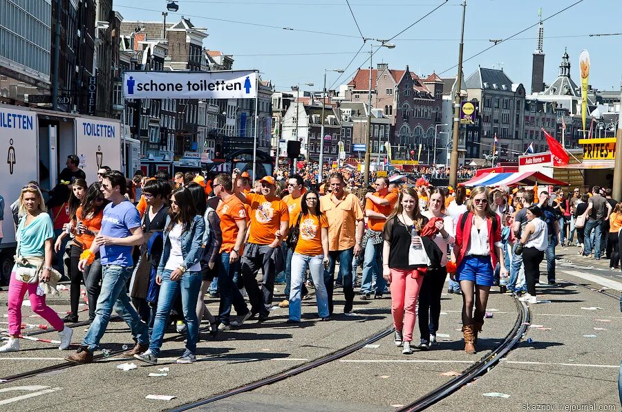 Queens day перевод. Оранжевая революция. Оранжевая революция на Украине 2004. Оранжевые революции в мире США. Оранжевая революции в 2005 году на Украине.