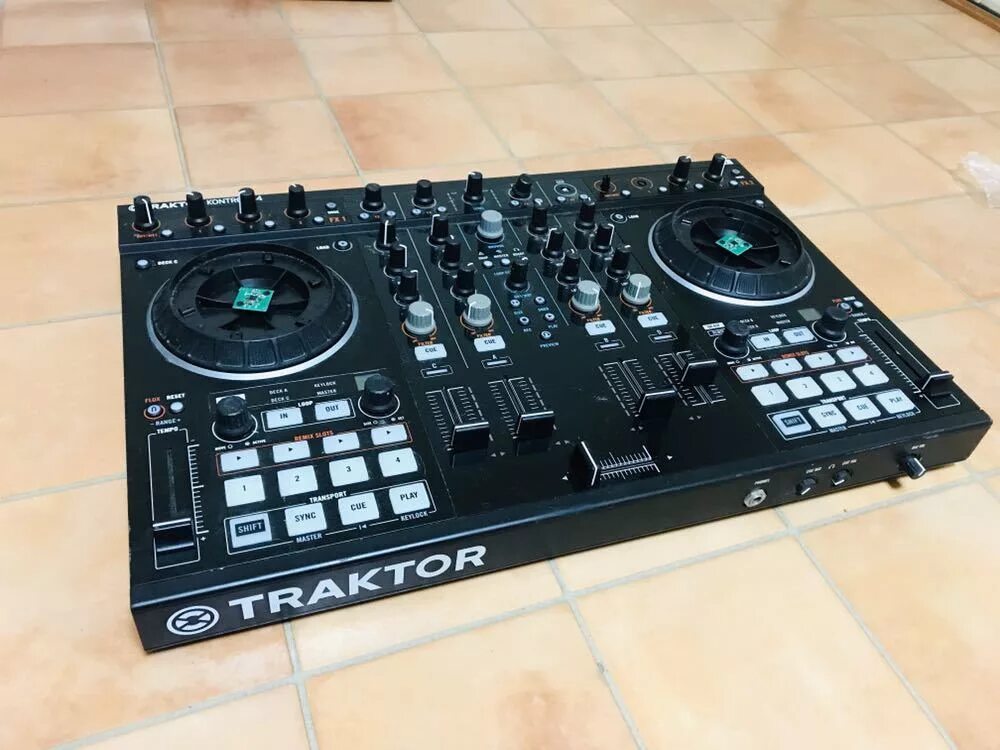 Traktor kontrol s4. Контроллер Traktor s4. DJ пульт Traktor s2 mk3. Контроллер трактор s4 mk3. DJ контроллер Traktor s4.