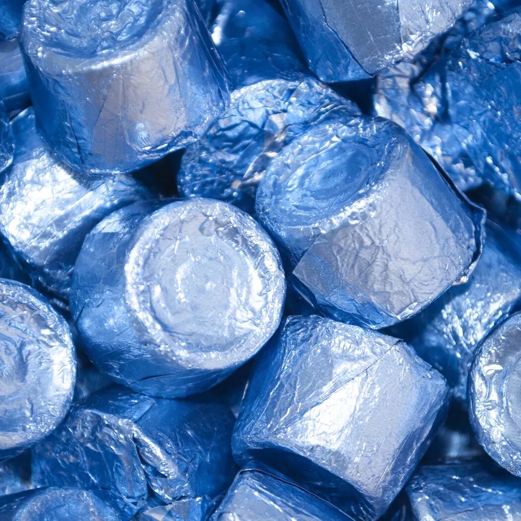 синяя шоколадка. голубой шоколад. голубые шоколадные конфеты. синие леденцы. голубые конфеты.