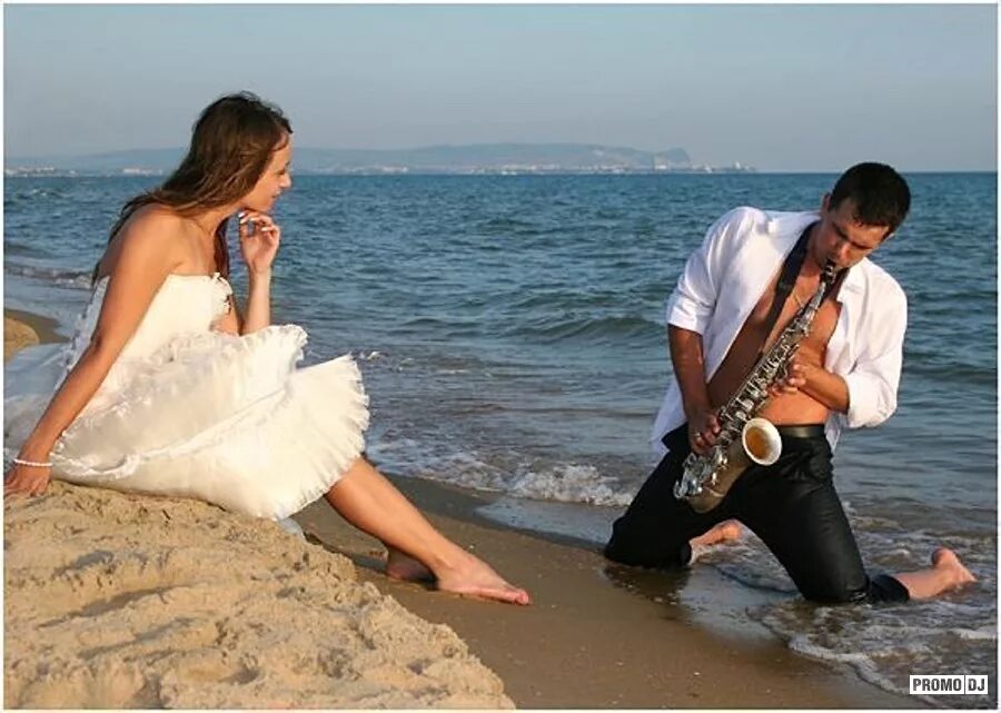 А я пою про любовь. Саксофон и море. Девушка с гитарой у моря. Романтичный саксофон. Фотосессия романтика с гитарой.