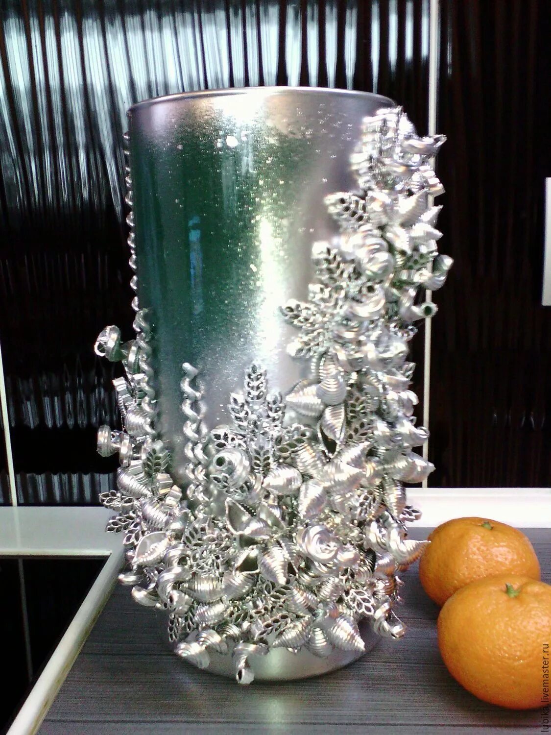 Задекорировать стекло. Декор стеклянных ВАЗ. Стеклянные вазы для декора. Декор из вазы стеклянной. Декорирование стеклянной вазы.