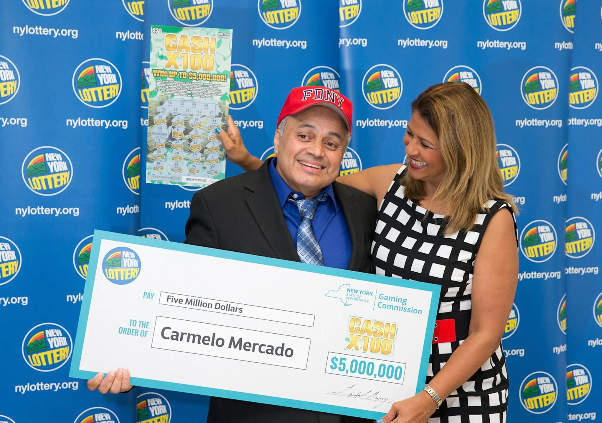 Самый крупный выигрыш в лотерею. В сша выиграли в лотерею. Победители лотерей в костюмах. Выиграл джекпот. Выиграла $1 млн в лотерее в сша.