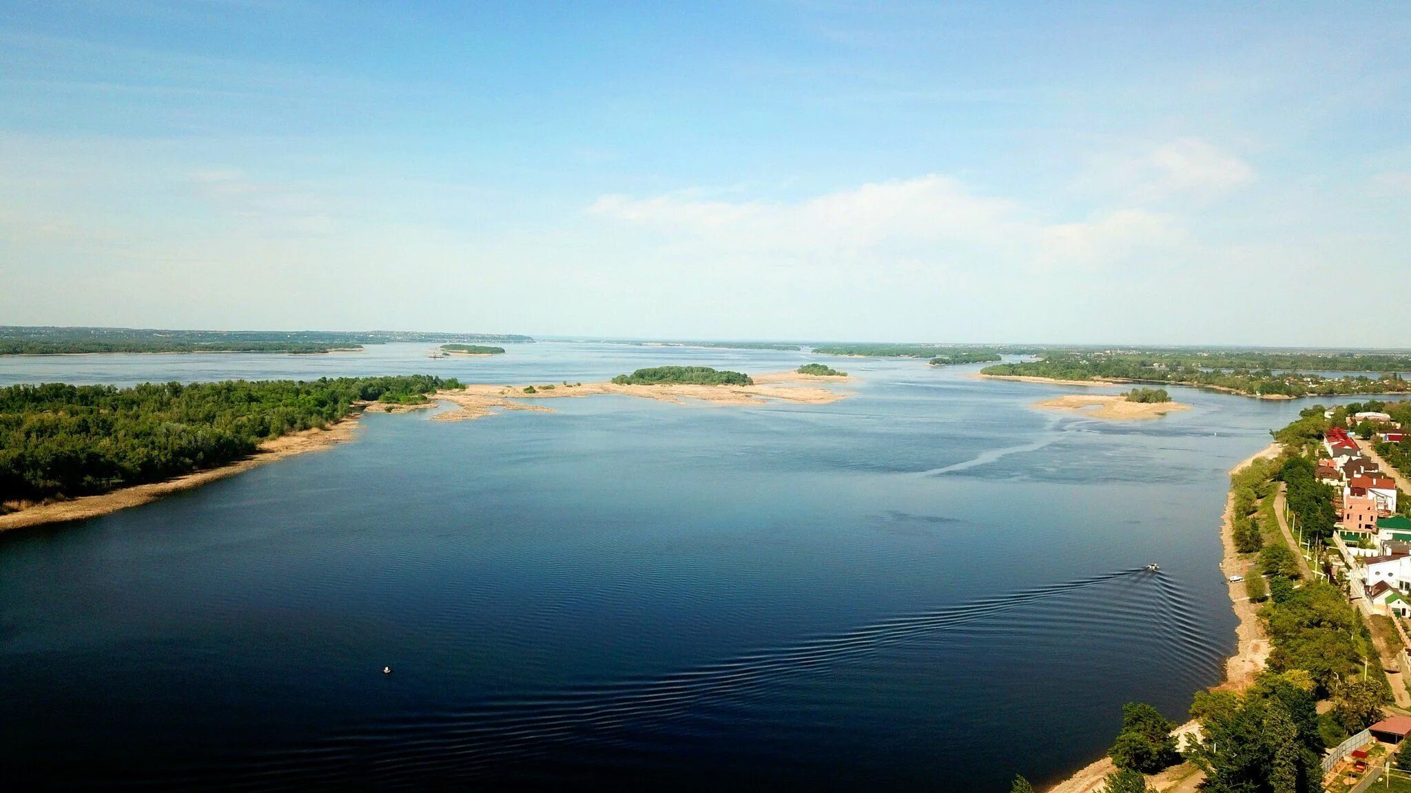 Вода в реке волга в самаре. Река Волга Кстово. Река Волга Саратов. Самара Волга. Правый берег Волги в Астрахани.