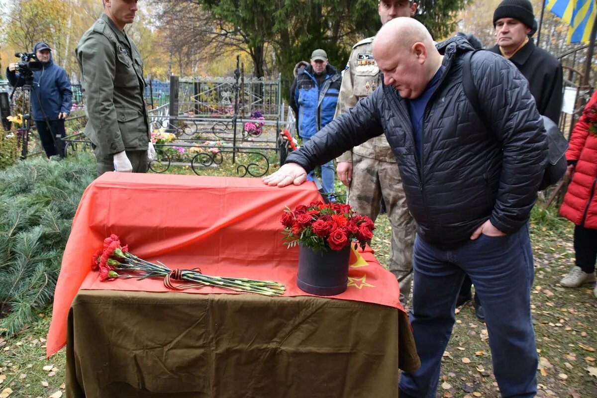 Где похоронен летчик. Похороны солдата Великой Отечественной. Похоронили Михаила Горшкова. Захоронение останков лётчика Рязань. Похороны Николая Черкасова.