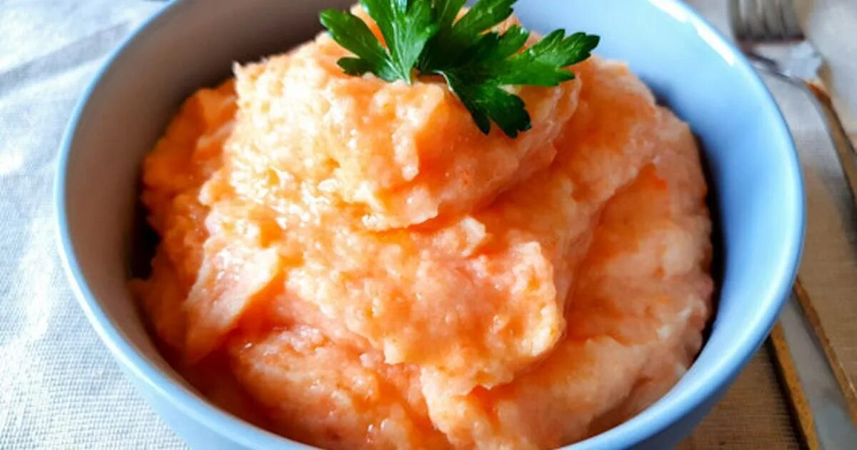 Пюре морковная морковная. Картошка пюре с гуляшом. Пюре с подливкой. Морковно картофельное пюре. Пюре как в детском саду рецепт.