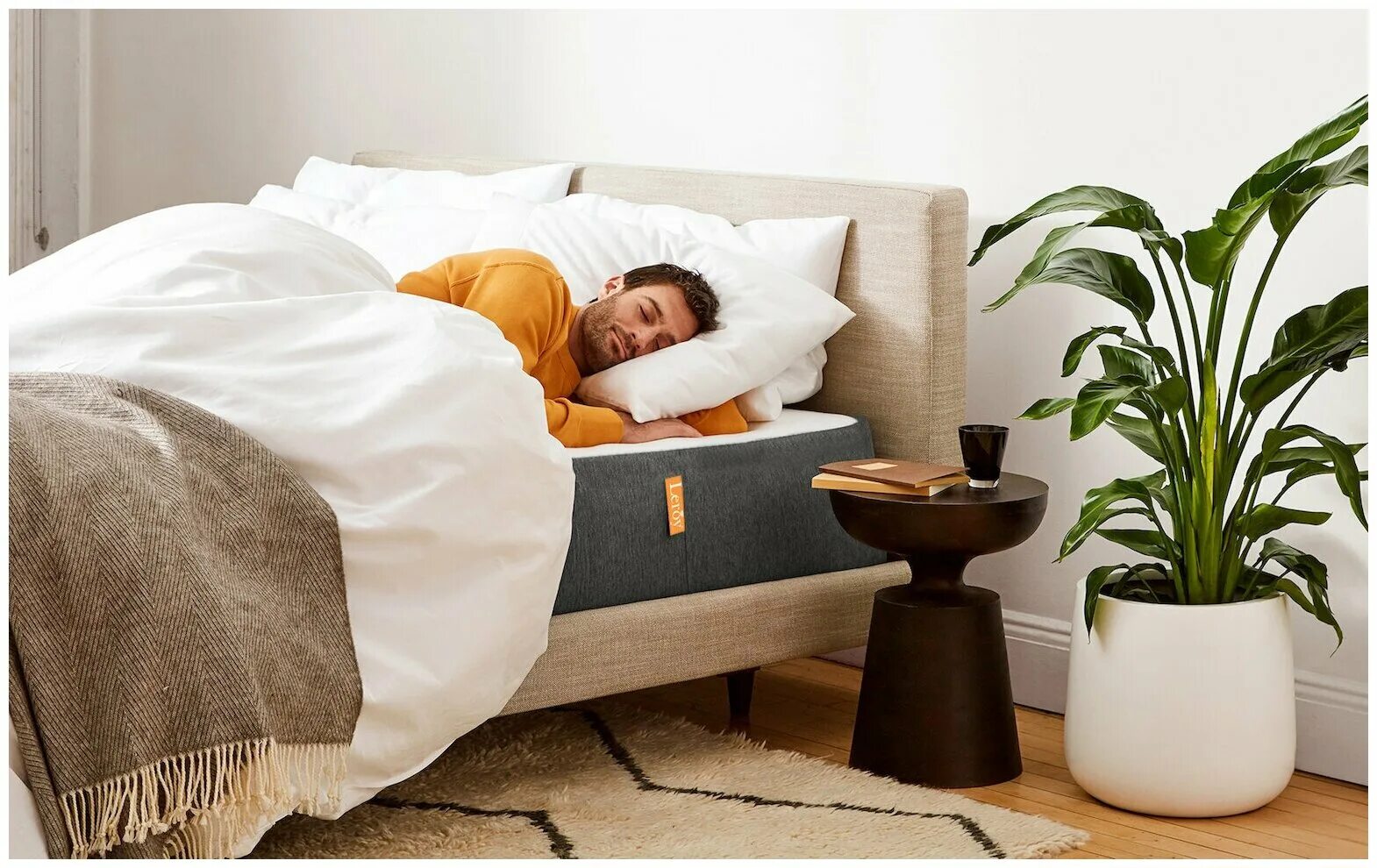 Peoples sleep. стоковые картинки сон. сон фото для проекта. парень спит ночью. Peoples sleep.