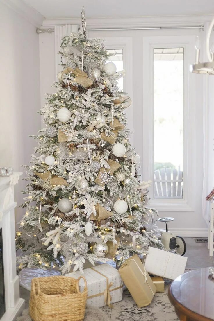 Белый новогодний декор Michelle's Elegant Christmas Christmas mantle decor, Christmas mantels, Holiday