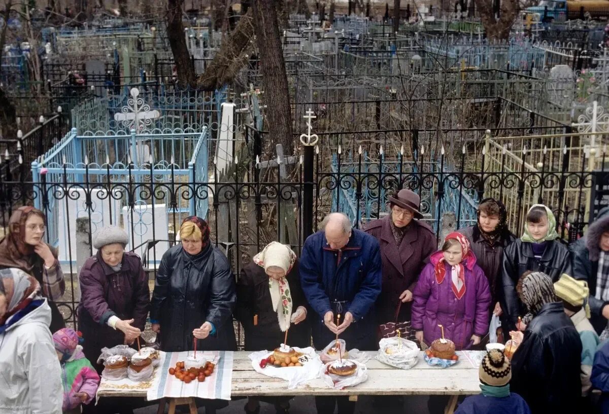 Пасха на кладбище. Поминки на кладбище на Пасху. Застолье на кладбище. Застолье на кладбище на Пасху. Г поминки