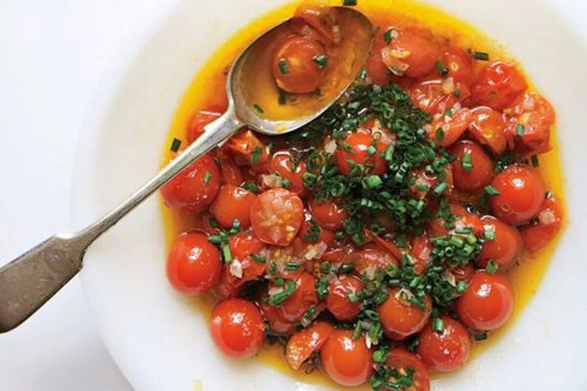 Овощи в томатном соусе на сковороде. Помидоры черри гарнир. Соус из помидор к мясу. Соус из черри. Соус томатный для гарнира.
