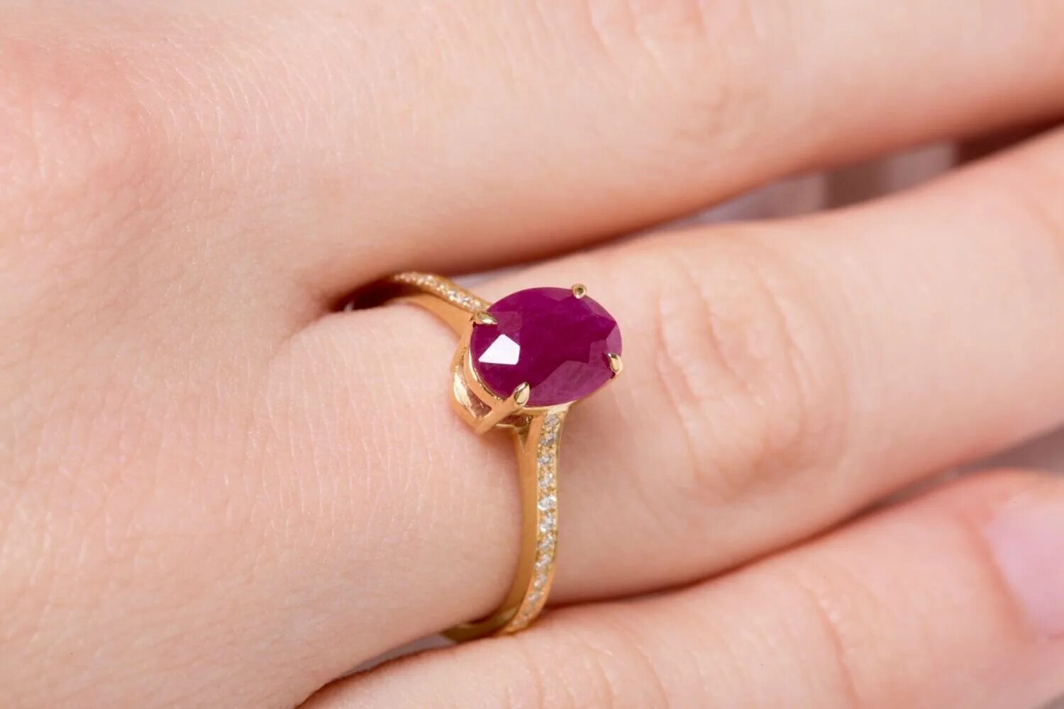 На какой руке носить кольцо с рубином для защиты. Кольцо для девушки. Соколов серебряные кольца с рубином. Ювелирные украшения с рубином. Рубин на каком пальце носить кольцо.