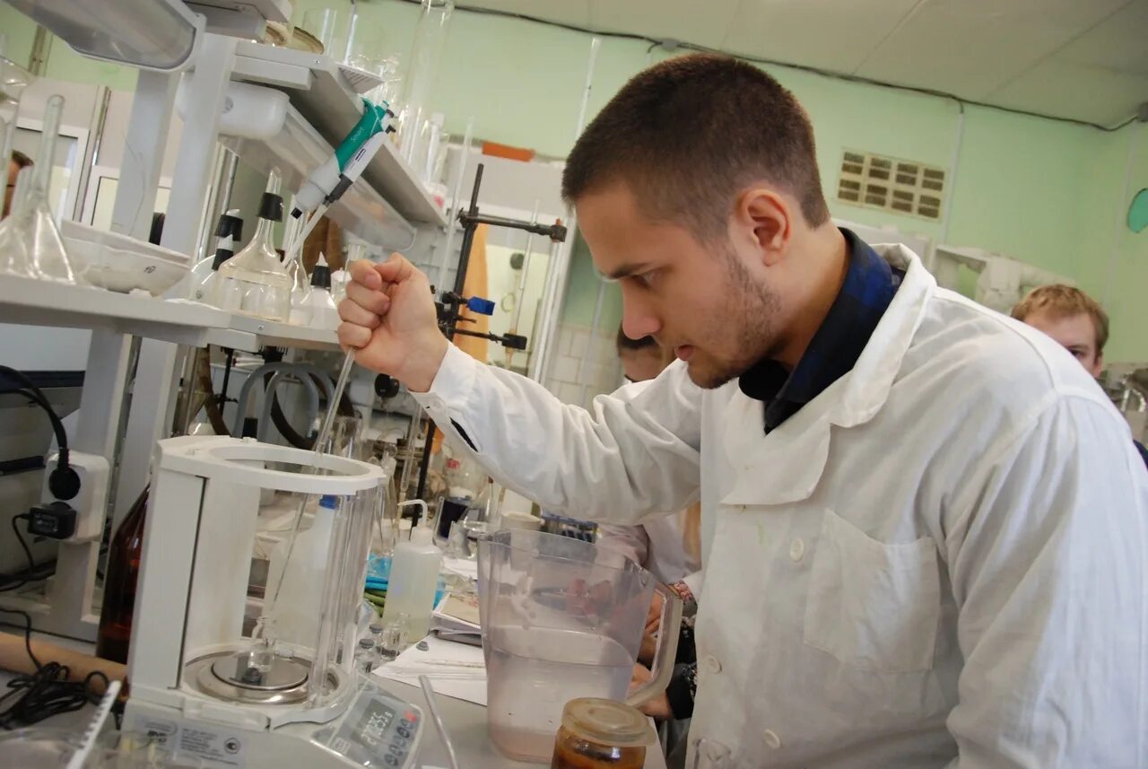 Исследовательская лаборатория. Студенты в лаборатории. Передовые технологии россии. Студенты в лаборатории. Научный проект.