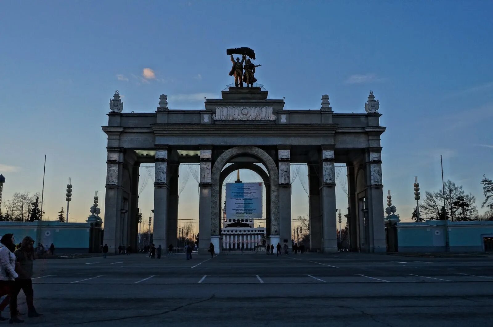 Главная арка вднх. Арка ВДНХ. Триумфальная арка Москва ВДНХ. ВДНХ входная арка.