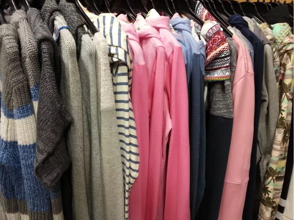 Оптовый склад. Магазин одежды сток. Оптовые фабрики одежды. Склад одежды. Склад брендовой одежды и обуви.