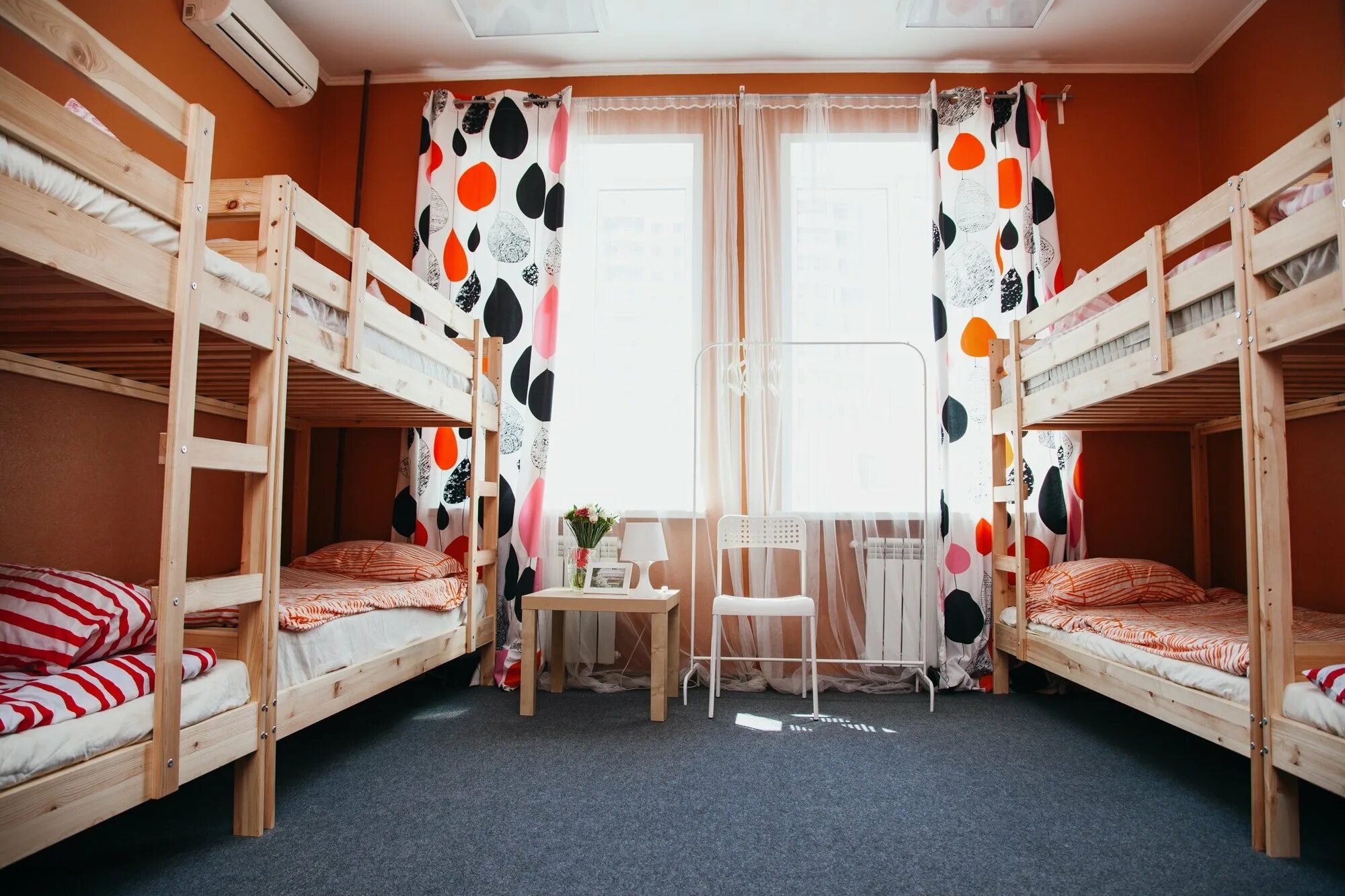 Room camp. Хостел Горького 85 Новосибирск. Хостел Достоевский Новосибирск. Лагерь цитрус Владивосток. Комната в детском лагере.