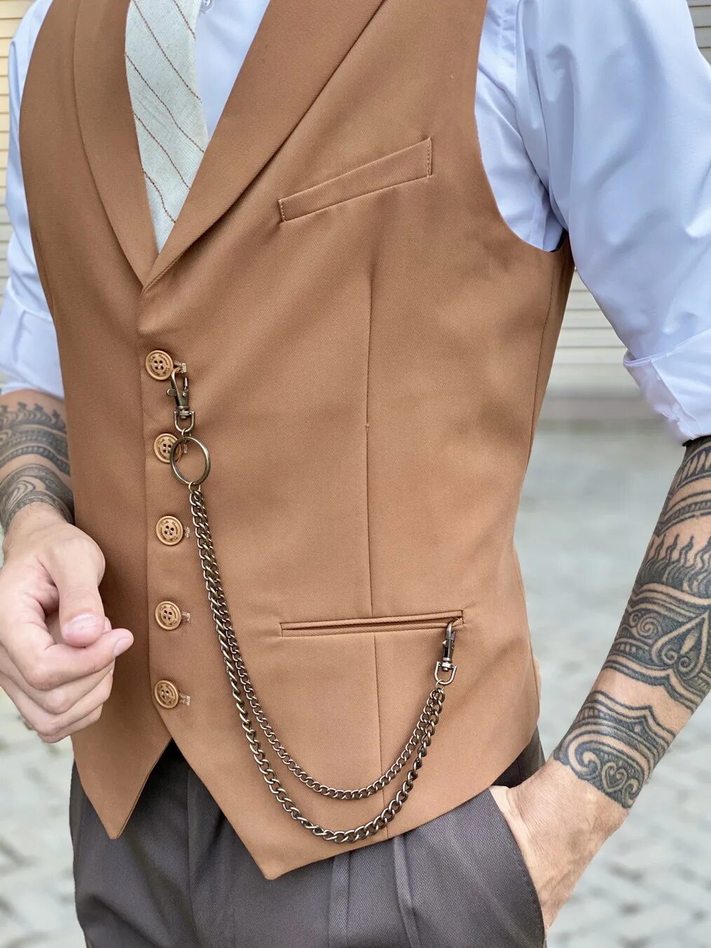 Жилет мужской. Коричневая жилетка. Коричневая жилетка. Жилетка мужская классическая. Коричневый жилет мужской.