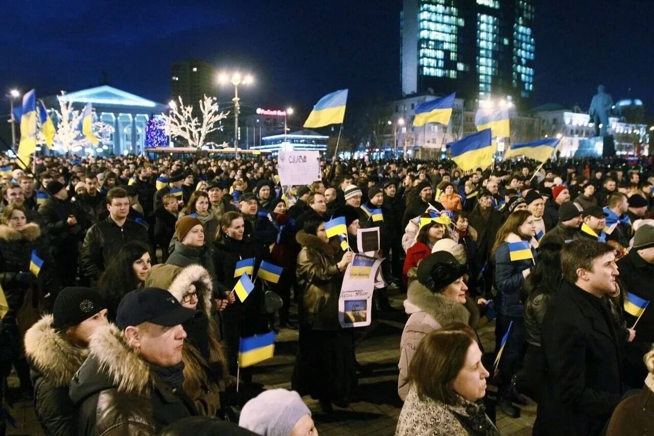 Митингующие с плакатами. Донецк март 2014. Проукраинские митинги в крыму. Проукраинские митинги. Проукраинский митинг в европе.