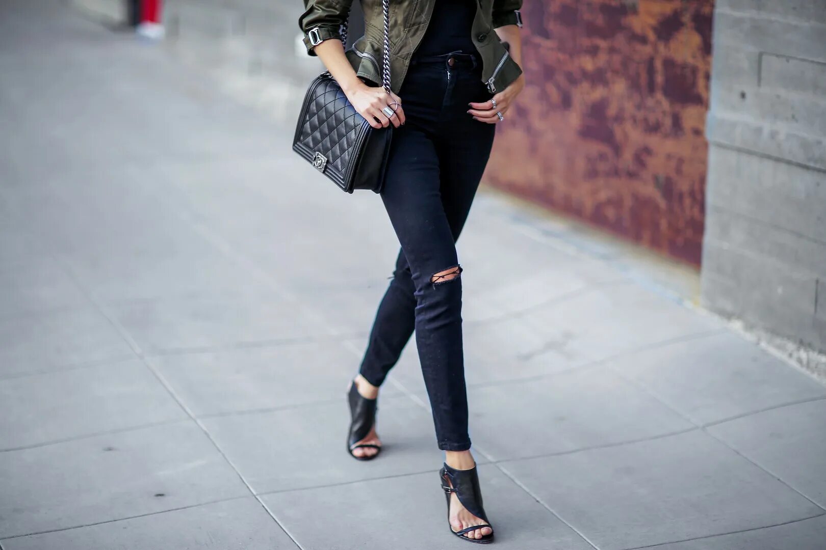 какой цвет подходит к черным джинсам. девушка в черной куртке и синих джинсах. какой цвет подходит к черным джинсам. верх к черным джинсам. какой цвет подходит к черным джинсам.