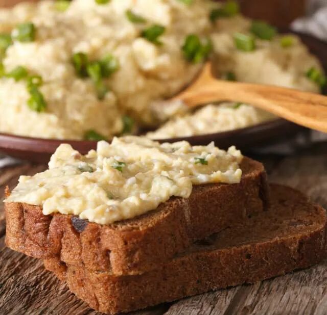 Фаршмак из селедки с яблоками. Одесский форшмак из селедки. форшмак на бородинском хлебе. лазерсон форшмак из селедки. закуска форшмак на бородинском хлебе.
