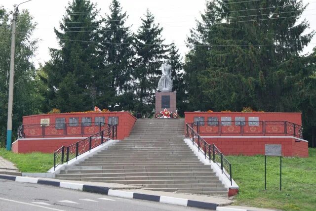 Белгородскую ивню поселок ивня. Посёлок ивня белгородской области. белгородская область, ивнянский район, п. ивня. братская могила ивня. парк в ивне белгородской области.