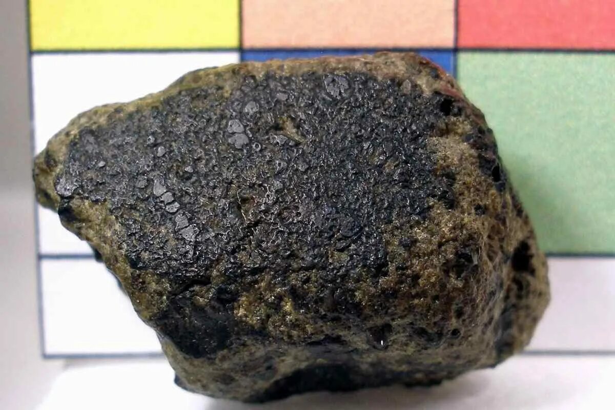 Известные метеориты. Метеорит в музее челябинска. Метеорит в челябинске. Маленький метеорит. Метеорит муонионалуста.