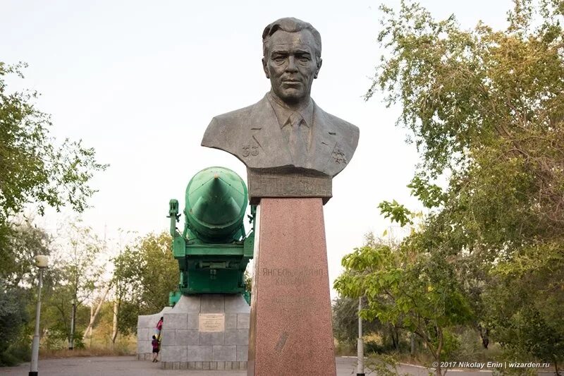 Памятник юрию гагарину (байконур). Гагарин памятник байконур. Сквер королева г. Памятники байконура. Памятник бармину байконур.