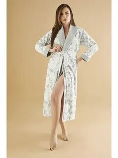 Халат киген әйелді сиқытты