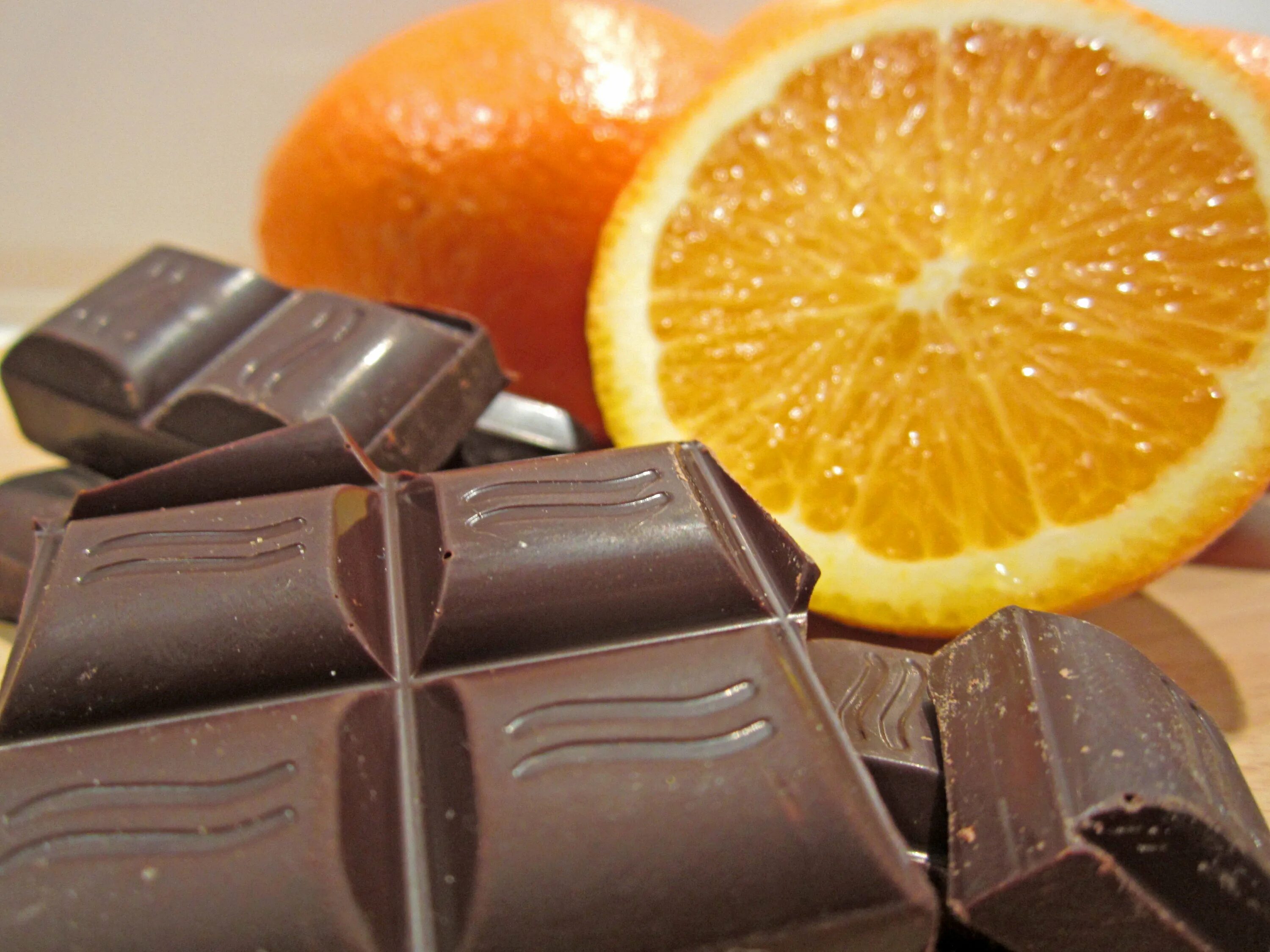 Шоколад с апельсином. Шоколад и цитрусовые. Шоколад с цитрусом. Долька шоколада.