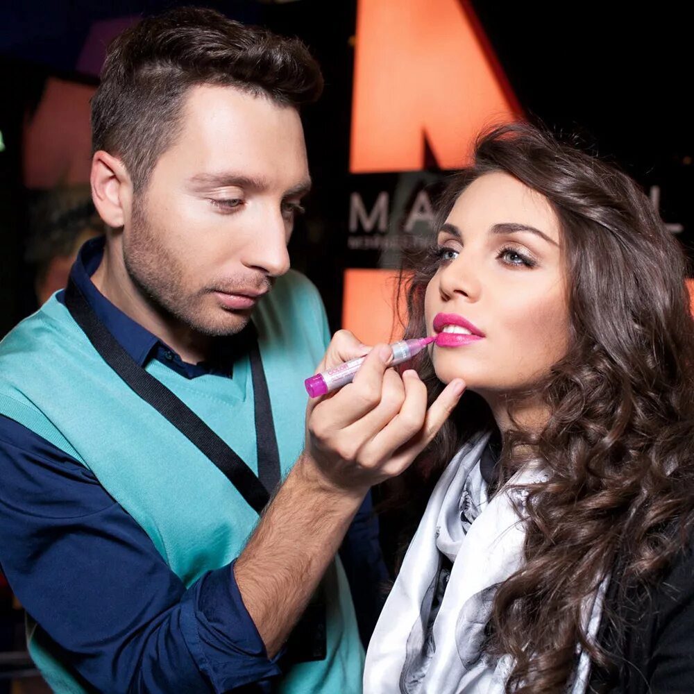 жена визажист