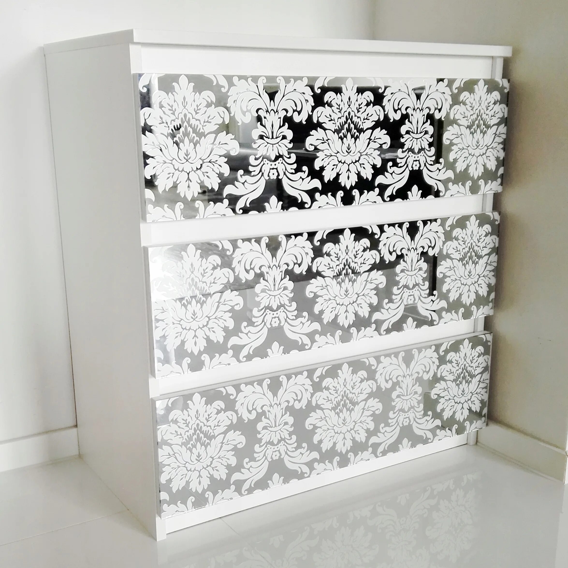 Стекло на комод. Зеркальный комод. Столешница мальм стекло икеа. Комод ikea dresser. Комод зеркальный с ящиками.