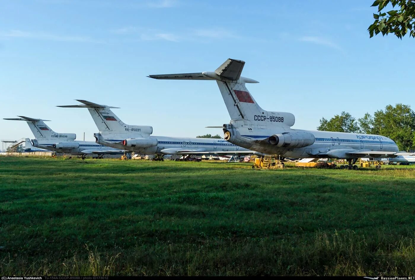 Самолёт аэрофлот ссср як 40. Ту 154 ссср. Аэродром гражданской авиации. Пассажирский самолет на аэродроме. Учебный аэродром мгту га иркутск.