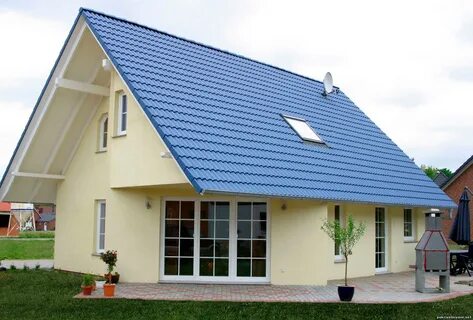 Фасады домов с синей крышей