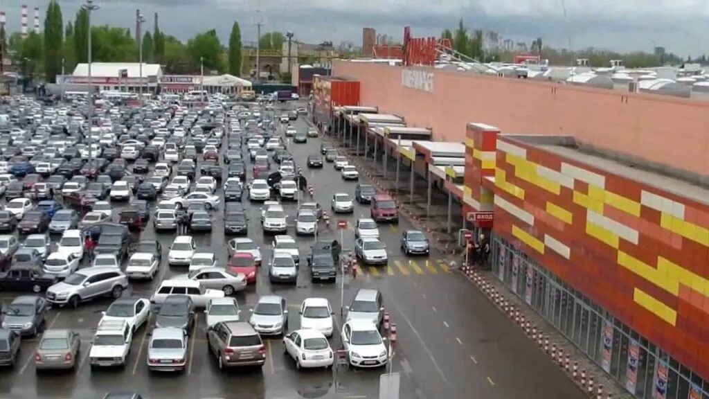 парковка у супермаркета. парковка у супермаркета. парковка у супермаркета. стоянка супермаркет. парковка глобус ярославль.