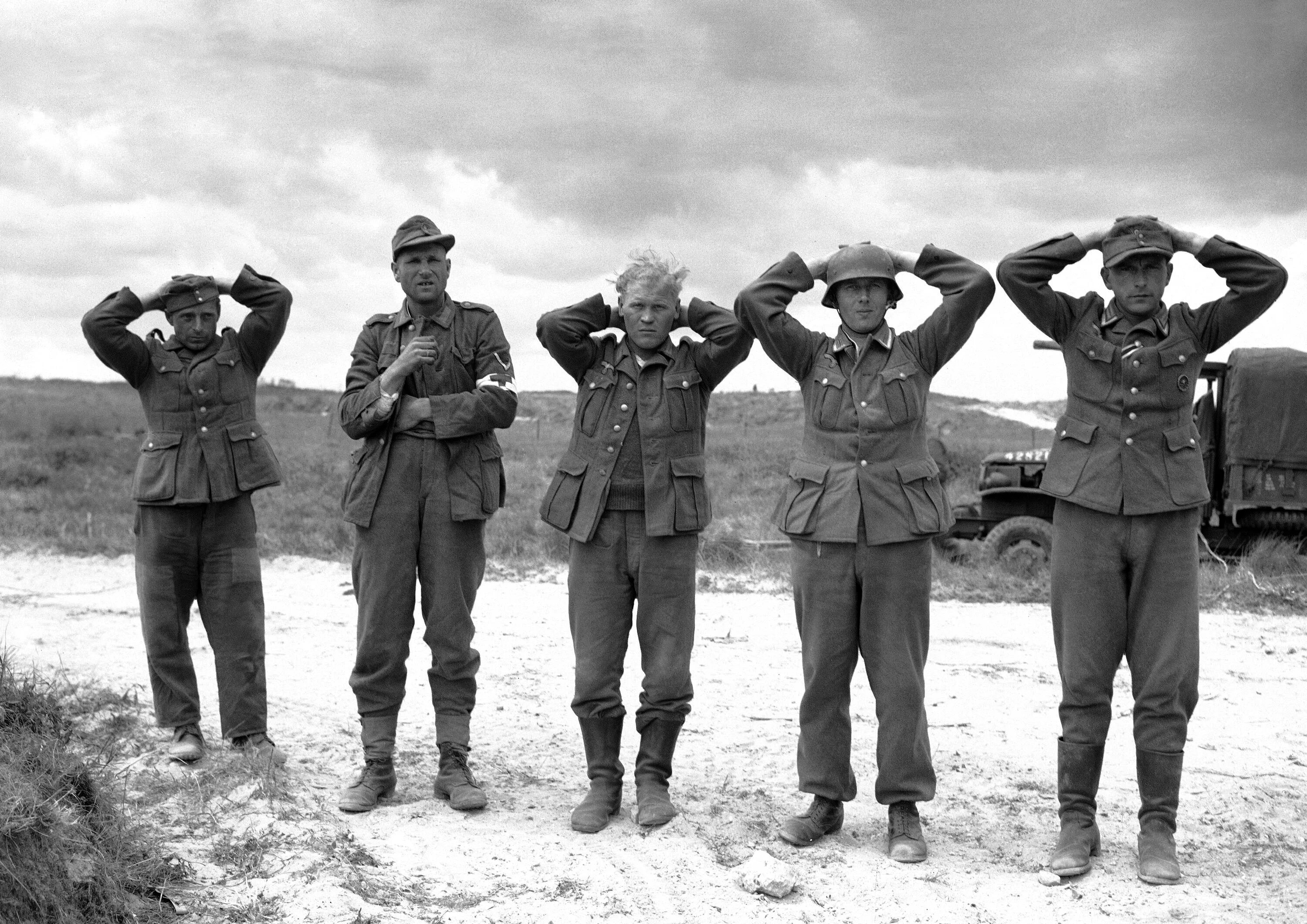 Немецкие солдаты сдаются в плен 1945. Солдат вермахта Нормандия 1944. Группа пленных немцев 1945. Сдавшиеся немецкие солдаты 1945. Сдавайтесь немецкий народ