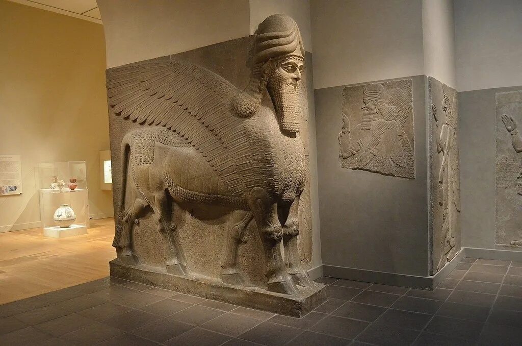 Крылатый бык. Шеду Ассирия Лев. Шеду Ассирия скульптура. Шеду Месопотамия. Быки Шеду в Ассирии.