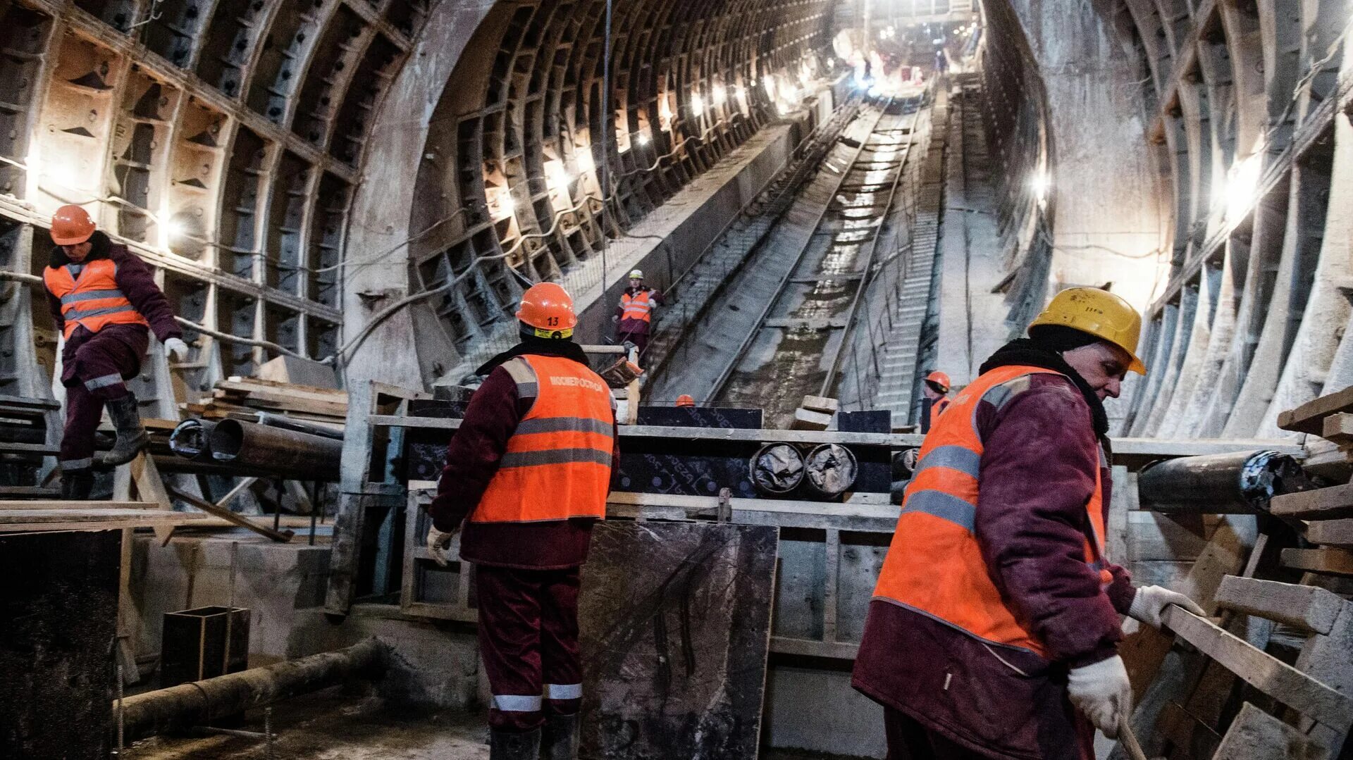 Станцию посвятили строителям первой линии московского метрополитена. Станция Новомосковская Метрострой. Москва 2020 Метрострой. Метрострой Селигерская. Стройка метро.