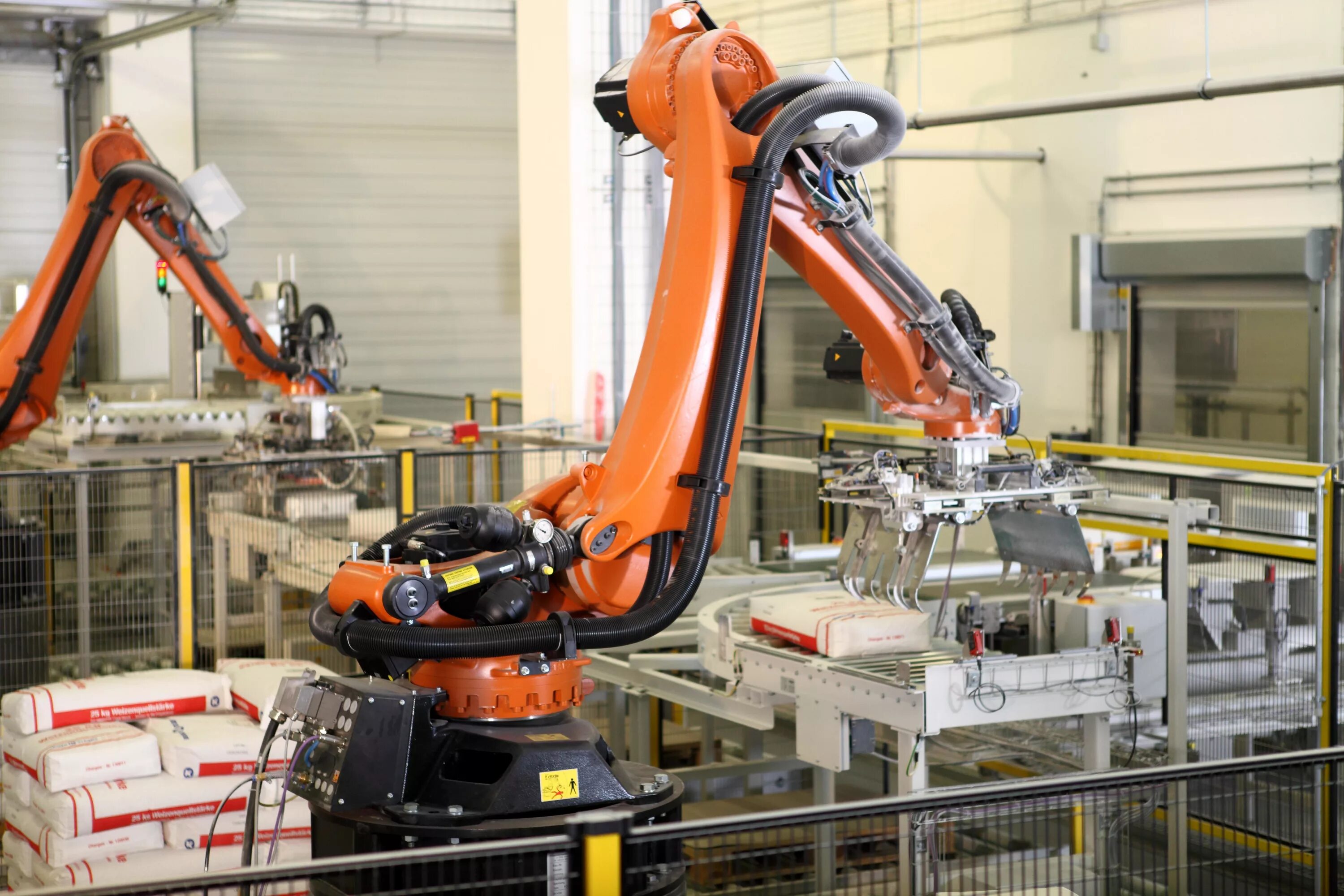 Манипулятор на заводе. Робот kr quantec pa arctic. робот kuka. kuka kr 120 r3200 pa. промышленный робот манипулятор kuka.