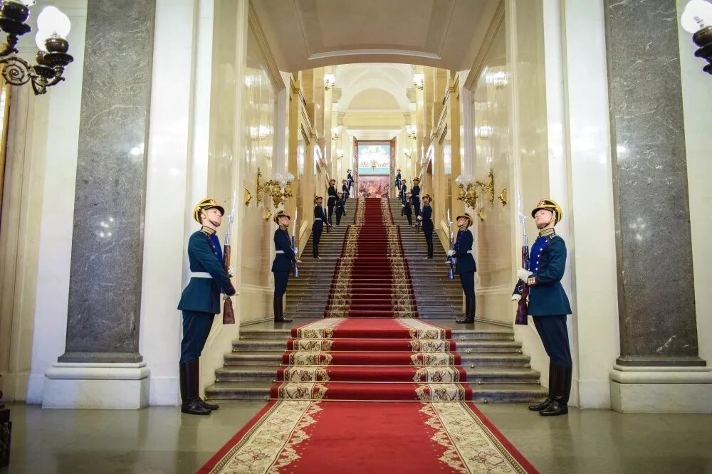 Президентский полк в большом Кремлевском Дворце. Парадный вестибюль большого кремлевского дворца. Парадная лестница большого кремлевского дворца. Георгиевский зал большого кремлёвского дворца Почетный караул.