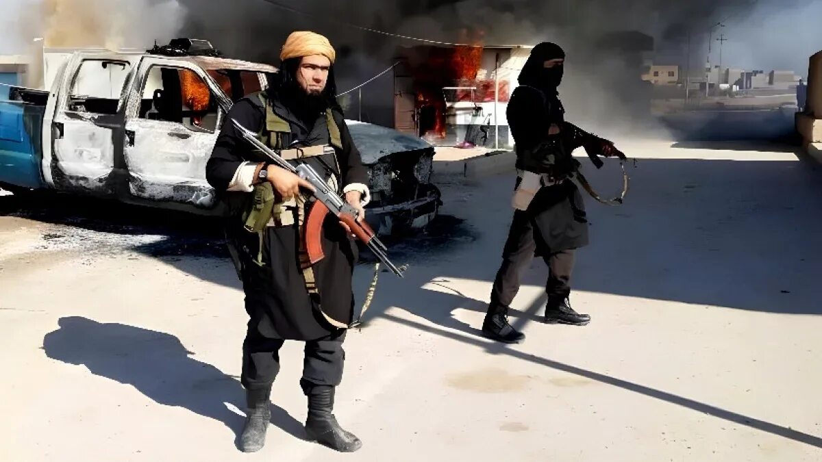 Фото террористов на фоне флага игил. Исламское государство Ирака и Сирии.