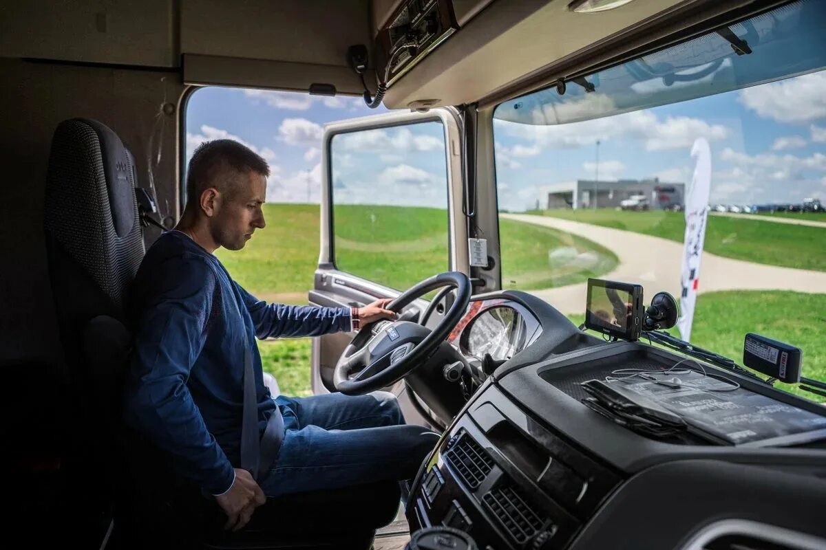 Грузовые автомобили ищу работу автомобиля. Водитель. Водитель грузового автомобиля. Водитель категории с. Водитель категории е.