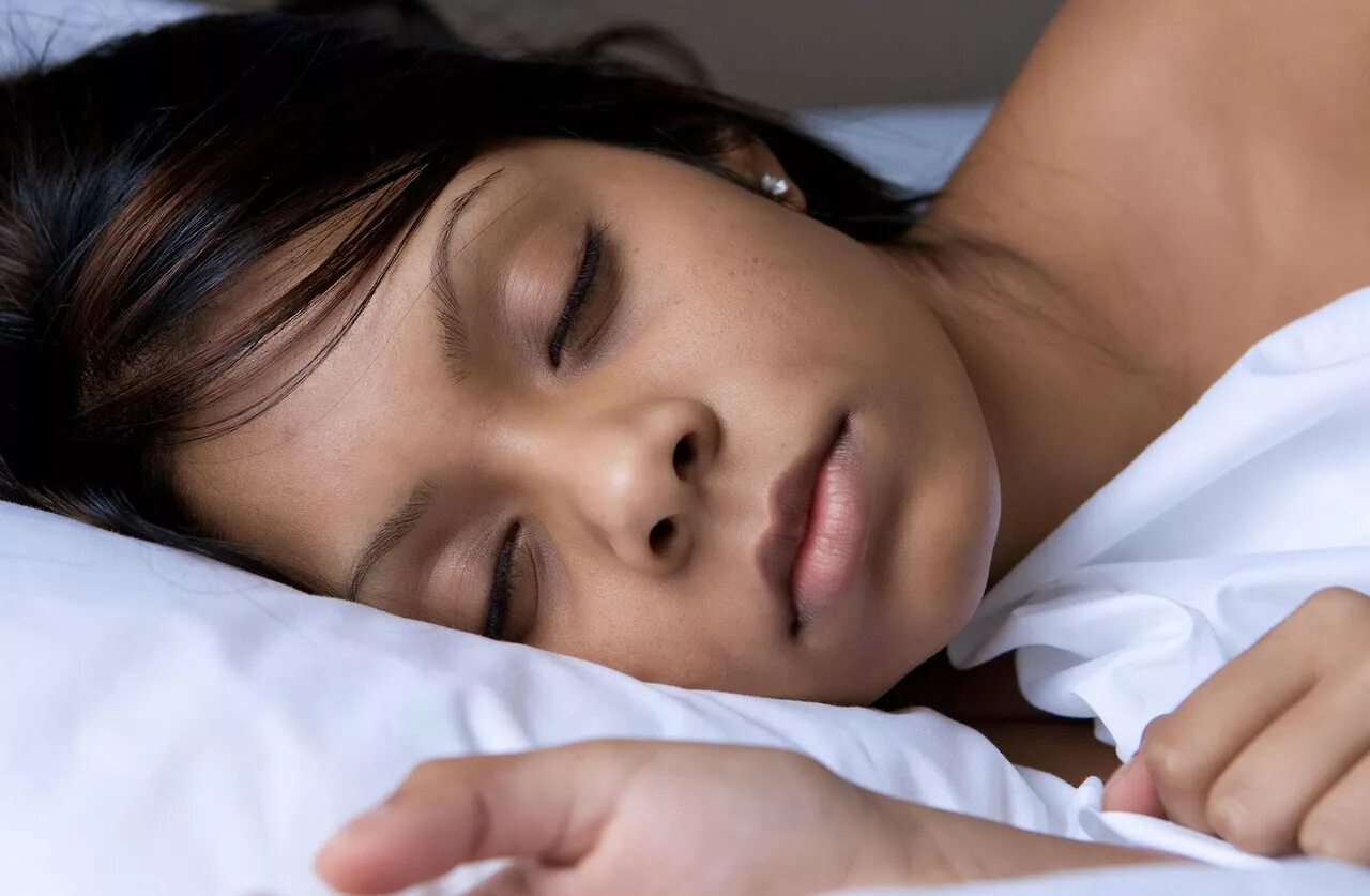 Спящие девушки женщины видео. Сон девушки. Красивая девушка спит. Красивая девушка спит. Красивые спящие девушки.