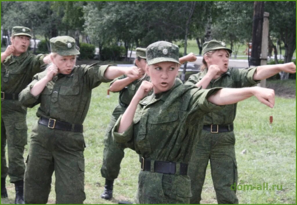 Физическая подготовка военнослужащих. Военные контрактники. Военная подготовка в армии. Служба по контракту в армии. Женщины идут в армию