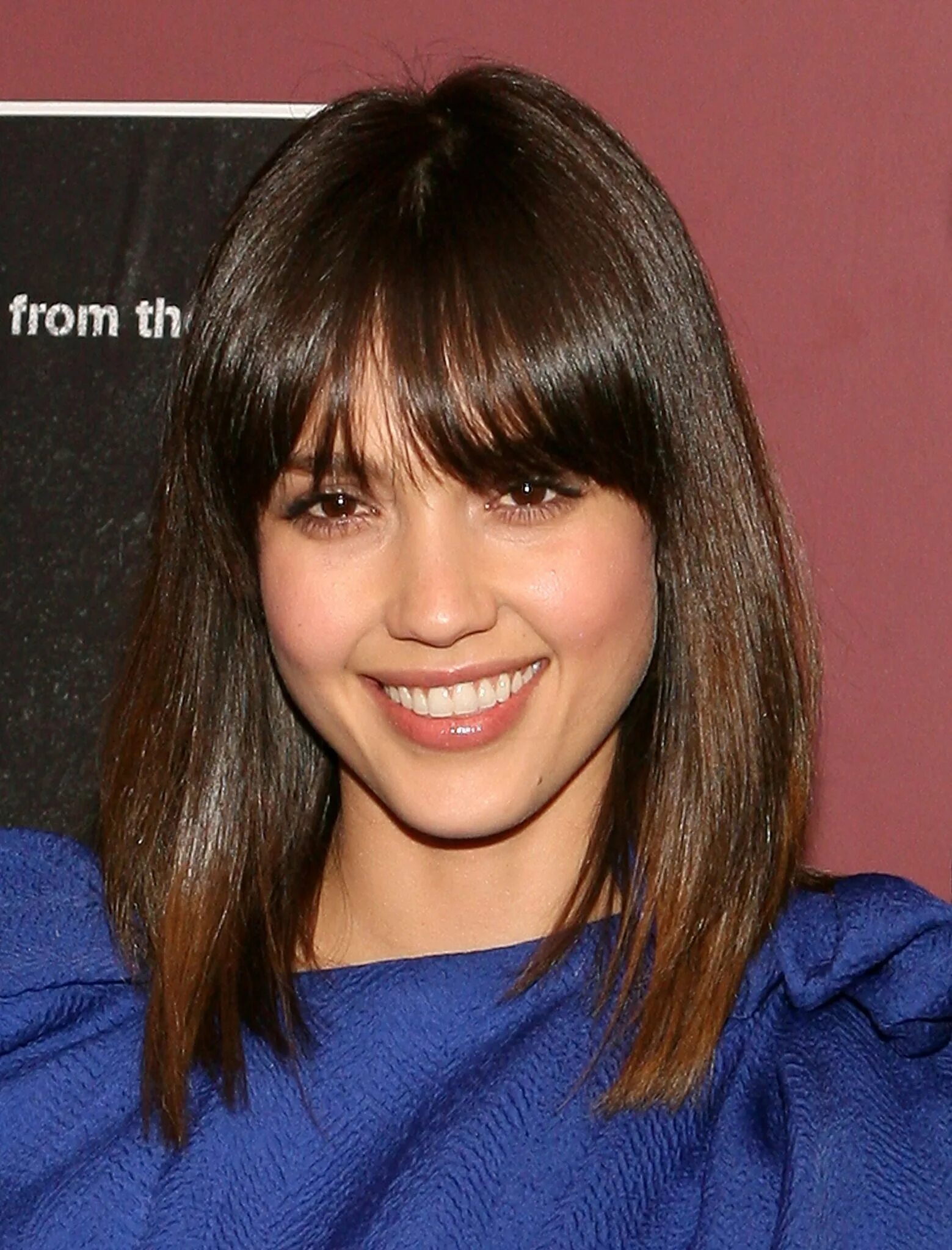 Стрижка для вытянутого лица с челкой. Каре каскад лесенка. Прическа на средние волосы с челкой. Стрижка шегги на средние волосы с челкой 2022. Стрижка каскад шегги на средние волосы с челкой.