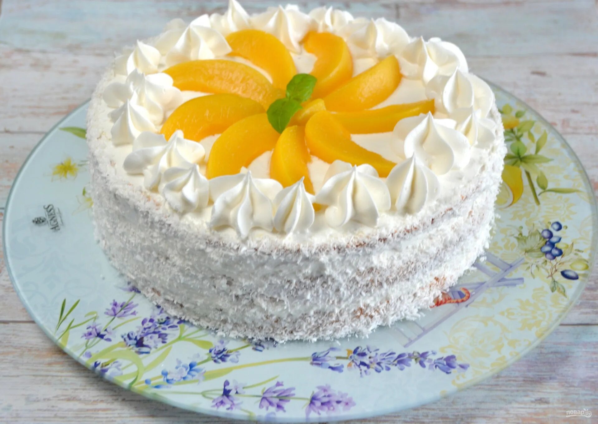 Украсить торт персиками консервированными. Украшение торта персиками консервированными. Пирог с творогом и персиками. Бисквитный торт со сметанным кремом с персиком. Торт с персиками и сметанным кремом.