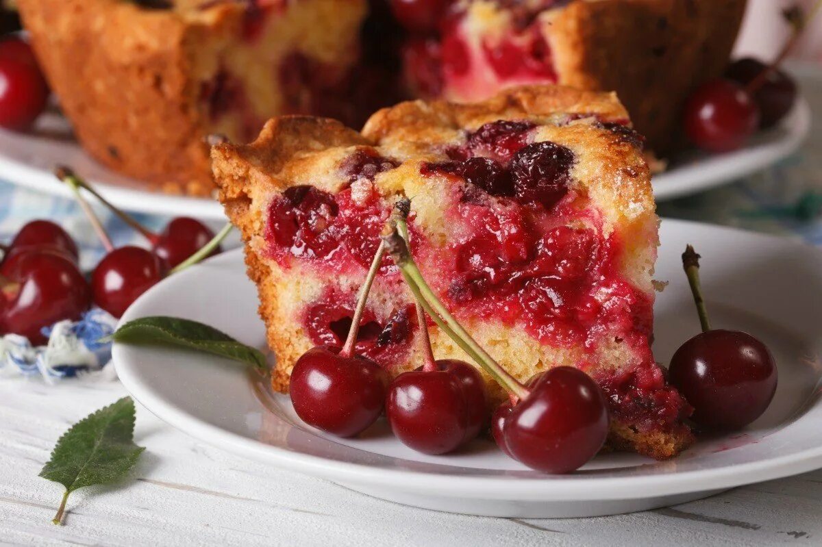 Постный вишневый пирог. Постный пирог с вишней в духовке. Постный торт с вишней. Постный вишнево. Пирог с вишней кусок.