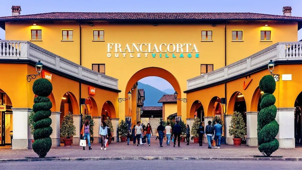 Amazing outlet. Franciacorta Outlet Village. Аутлет Италия Брешия. Outlet Village Milano.