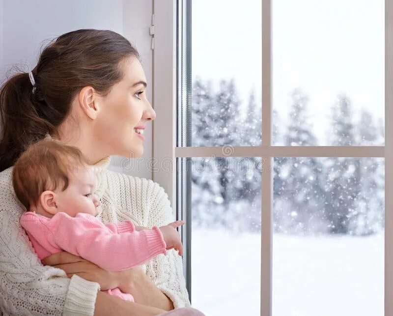 Мамино окошко. Мама с ребенком у окна. Мама с дочкой у окна. Женщина с ребенком у окна. Семья зима у окна.