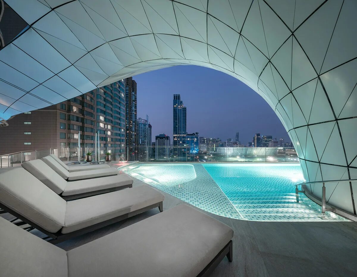 Бассейн в сити. Москва Сити бассейн на крыше. Дубаи небоскрёб басссейн. Открытый бассейн в Москва Сити. Бассейн на крыше высотки с видом на Москву Сити.