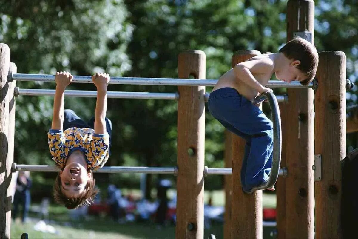 Выпустите детей на улицу. Одинокий ребенок. Эвакуируют детей из школы. Ребенок один на улице. «дети улицы» коршак.